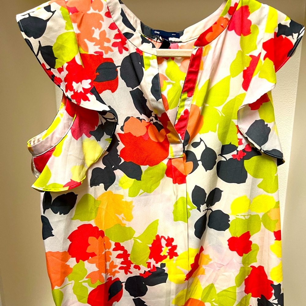 Sleeveless top with ruffles. Size Large.